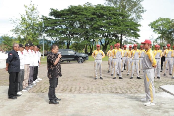 Pj Bupati Aceh Besar Muhammad Iswanto memberikan motivasi kepada anggota pasukan pengibar bendera (Paskibra) Kabupaten Aceh Besar di Lapangan Bungong Jeumpa, Jantho, Kamis (10/8)