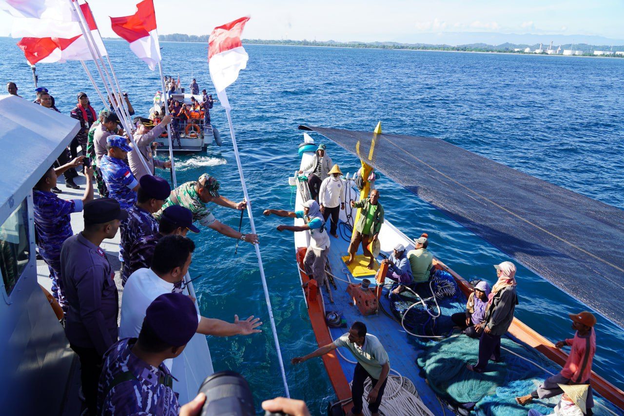 Danrem 011/Lilawangsa Kolonel Kav Kaprti Hertantyawan membagikan bendera Merah Putih kepada kapal-kapal nelayan yang melintas di perairan Lhokseumawe, Sabtu (12/8)