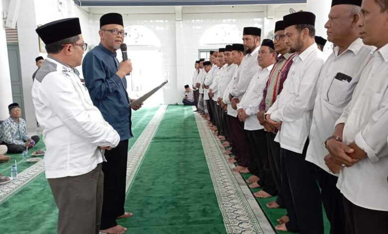 Kakan Kemenag Aceh Besar yang juga Ketua Badan Kesejahteraan Masjid (BKM) Kabupaten Aceh Besar Salman Arifin mengukuhkan kepengurusan 23 BKM kecamatan se-Aceh Besar di Masjid Al-Faizin, Lampeuneurut, Darul Imarah, Sabtu (12/8)