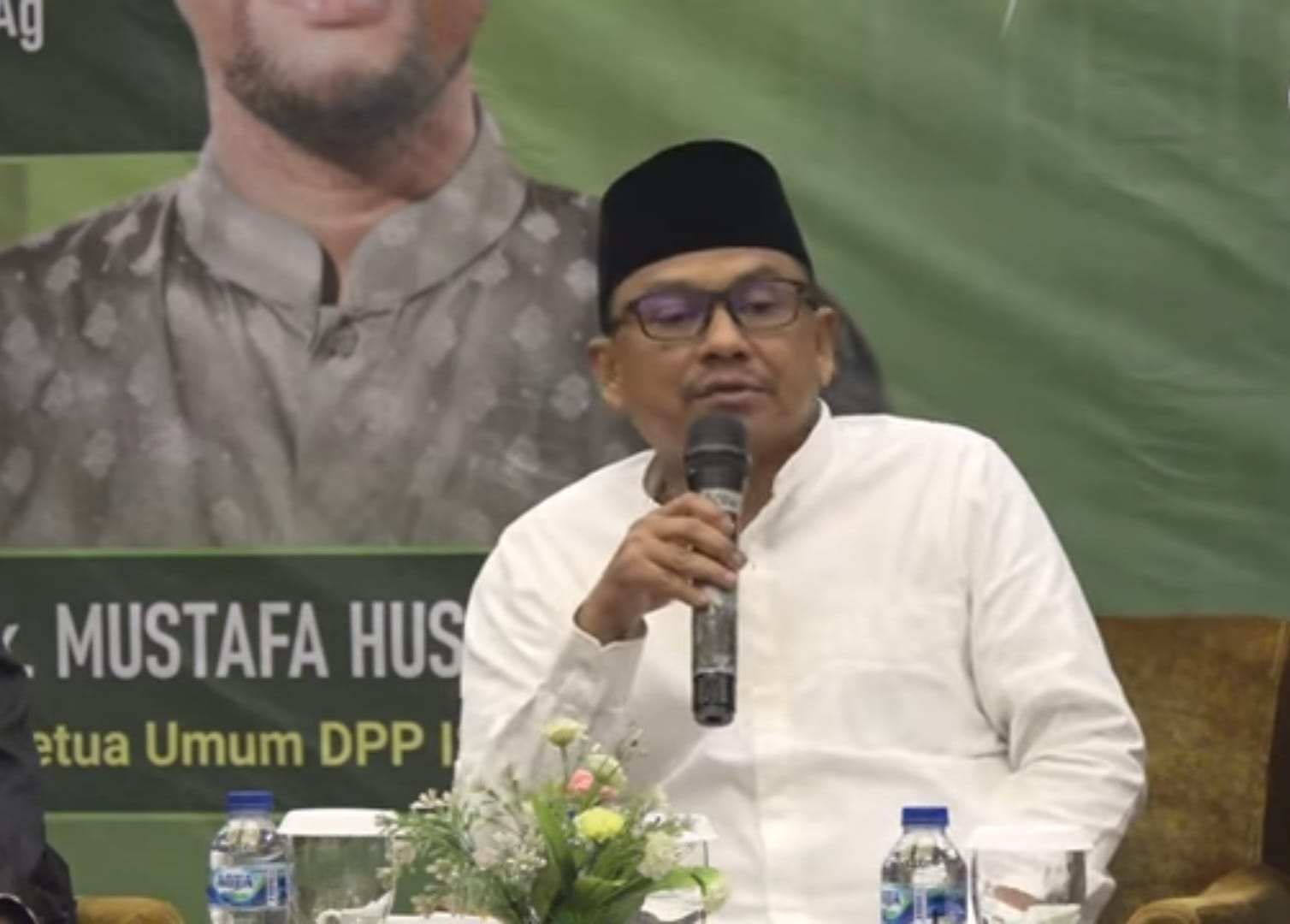Tokoh agama yang juga praktisi warung kopi Tgk Syarifuddin MA PhD mempertanyakan SE Pj Gubernur Aceh Achmad Marzuki yang melarang buka warkop di atas pukul 12 malam