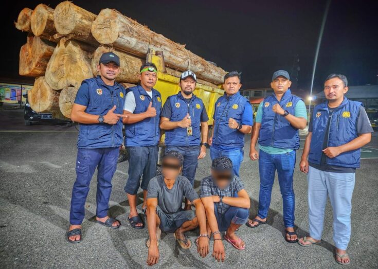 Personel Unit IV Subdit Tipidter Ditreskrimsus Polda Aceh menangkap 2 pemuda karena mengangkut kayu diduga ilegal di Desa Jeung Leubat, Kecamatan Bandar Baru, Pidie Jaya