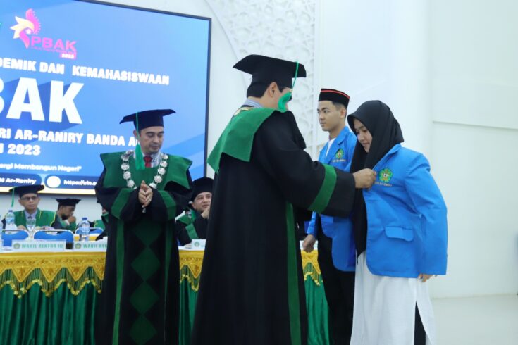 Pembukaan kegiatan PBAK mahasiswa baru UIN Ar-Raniry ditandai pemakaian jas almamater oleh Rektor Prof Mujiburrahman didampingi Ketua Senat dan Wakil Rektor III, di Auditorium Prof Ali Hasjmy, Selasa (15/8)