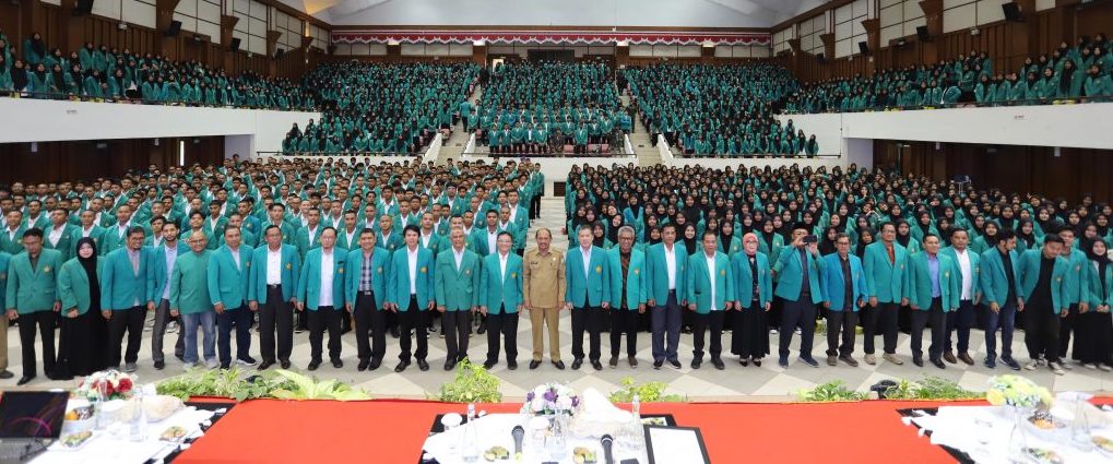 Ribuan mahasiswa baru Universitas Syiah Kuala tahun 2023/2024 mengikuti program Pembinaan Akademik dan Karakter Mahasiswa Baru (Pakarmaru) di AAC Dayan Dawood Banda Aceh, 15-16 Agustus 2023