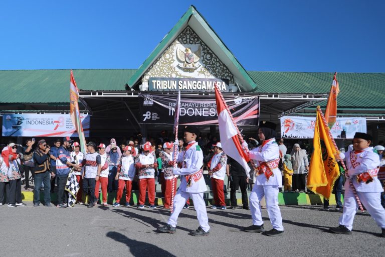 Ribuan siswa di Kota Banda Aceh memeriahkan Pawai Budaya dan Karnaval Mobil Hias dalam rangka HUT ke-78 Kemerdekaan RI, Sabtu pagi (19/8)