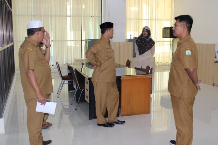 Kepala Dinas Syariat Islam Aceh Zahroel Fajri SAg MH melakukan inpeksi mendadak (Sidak) ke unit kerja DSI, Selasa (22/8)