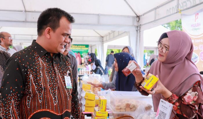 Dirut Bank Aceh Syariah Muhammad Syah berkunjung ke lokasi Pasar Tani yang digelar Rabu (23/8) di lokasi tanah rencana Gedung Kantor Pusat Bank Aceh, kawasan Lampineung, Banda Aceh