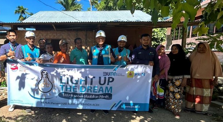 PLN Aceh menyalakan mimpi Jakfar, warga kurang mampu di Gampong Lamgirek, Lhoknga, Aceh Besar yang mendapat sambungan listrik gratis