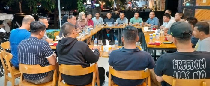 Dirlantas Kombes Pol M. Iqbal Alqudusy Ngopi Curhat bersama Kasubdit Opsnal, Kasatlantas Polresta Banda Aceh dan Aceh Besar, serta KBO, Kanit Laka dan Kamsel di Benu Kopi, Banda Aceh, Selasa malam (22/8)