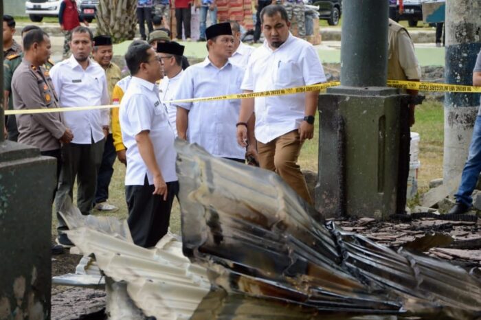 Pj Bupati Aceh Besar Muhammad Iswanto bersama Plt Kadis Sosial Aceh Devi Riansyah didampingi Pimpinan Pesantren Gontor 8 Aceh Ustaz HM Husni Kamil Djaelani MAg meninjau kebakaran 10 ruang asrama santri Ponpes Modern Gontor 8, Rabu (23/8)