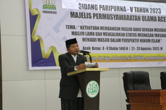 Ketua MPU Aceh Tgk H Faisal Ali menyampaikan sambutan pada penutupan Sidang Paripurna V Tahun 2023 di Gedung H Abdullah Ujong Rimba, Rabu (23/8)