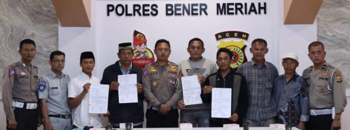 Dua pihak sepakat berdamai terkait kasus laka lantas maut yang tewaskan 5 orang di Bener Meriah pada 15 Agustus lalu. Perdamaian berlangsung dalam pertemuan di Polres Bener Meriah, Rabu (23/8)