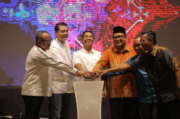 Pangdam IM Mayjen TNI Novi Helmy Prasetya didampingi Kapolda Aceh Irjen Pol Ahmad Haydar dan Kajati Aceh Bambang Bachtiar membuka Expo Semarak Kemerdekaan RI ke-78 tahun 2023 di Lapangan Blang Padang Banda Aceh, Rabu malam (23/8)