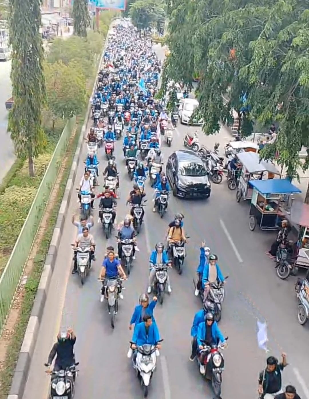 Ribuan mahasiswa UIN Ar-Raniry Banda Aceh dan elemen masyarakat lainnya yang tergabung dalam Kesatuan Rakyat Aceh (KRA) melakukan demo di Kantor Gubernur Aceh, Kamis (24/8), menuntut cabut izin tambang PT BMU