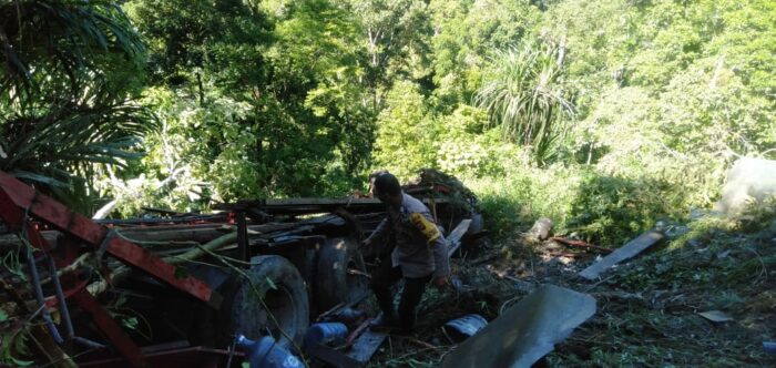 Laka Lantas tunggal akibat rem blong truk masuk jurang Enang-enang sedalam 100 meter di jalan lintas Bireuen-Takengon Kampung Alur Cincin, Kecamatan Pintu Rime Gayo, Bener Meriah, Senin (28/8)