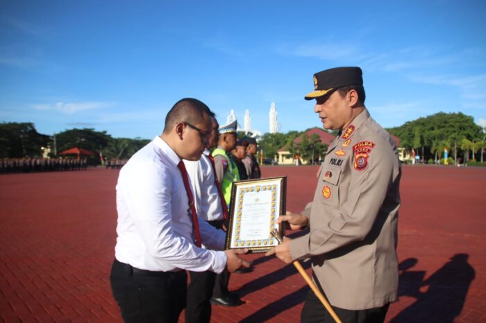 Kapolda Aceh Irjen Pol Ahmad Haydar memberikan penghargaan kepada 5 personel jajaran Polda Aceh dalam apel pagi di Lapangan Apel Mapolda Aceh, Senin pagi (28/8)