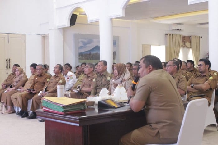 Sekda, para asisten, staf ahli dan Kepala OPD serta camat di jajaran Pemkab Aceh Besar mengikuti rapat bersama Pj Bupati Muhammad Iswanto di Meuligoe Bupati, Kota Jantho, Senin (28/8)