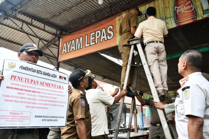Pemko Banda Aceh melalui Badan Pengelolaan Keuangan Kota (BPKK) menindak tegas sejumlah tempat usaha warung makan dan minum menunggak pajak dengan menutup paksa, Selasa (29/8)
