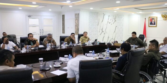 Sekda Aceh Bustami Hamzah didampingi Kepala Bappeda Aceh T Ahmad Dadek saat melakukan audiensi dengan Menpora Dito Ariotedjo di ruang kerja Menpora RI, Jakarta, Selasa (29/8)