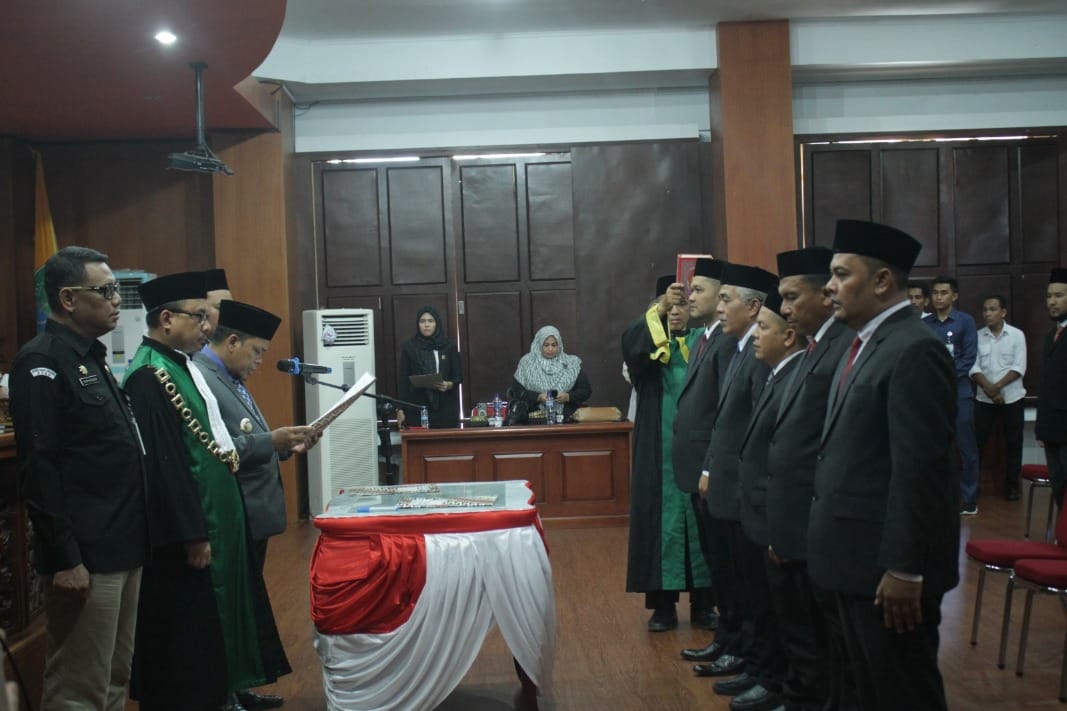 Lima Anggota KIP Aceh Jaya periode 2023-2028 resmi dilantik oleh Pj Bupati Aceh Jaya Dr Nurdin di aula Setdakab setempat, Rabu (30/8)