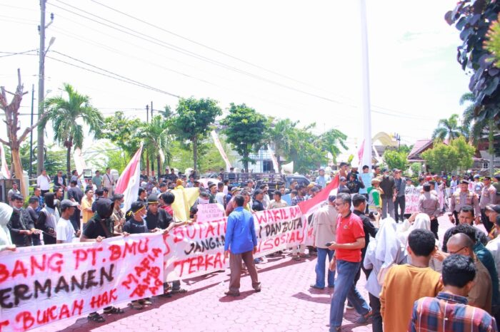 Ratusan warga Kluet Tengah yang tergabung dalam massa aksi demonstrasi mendatangi kantor Bupati Aceh Selatan, Jalan T. Ben Mahmud Tapaktuan, Rabu (30/8)