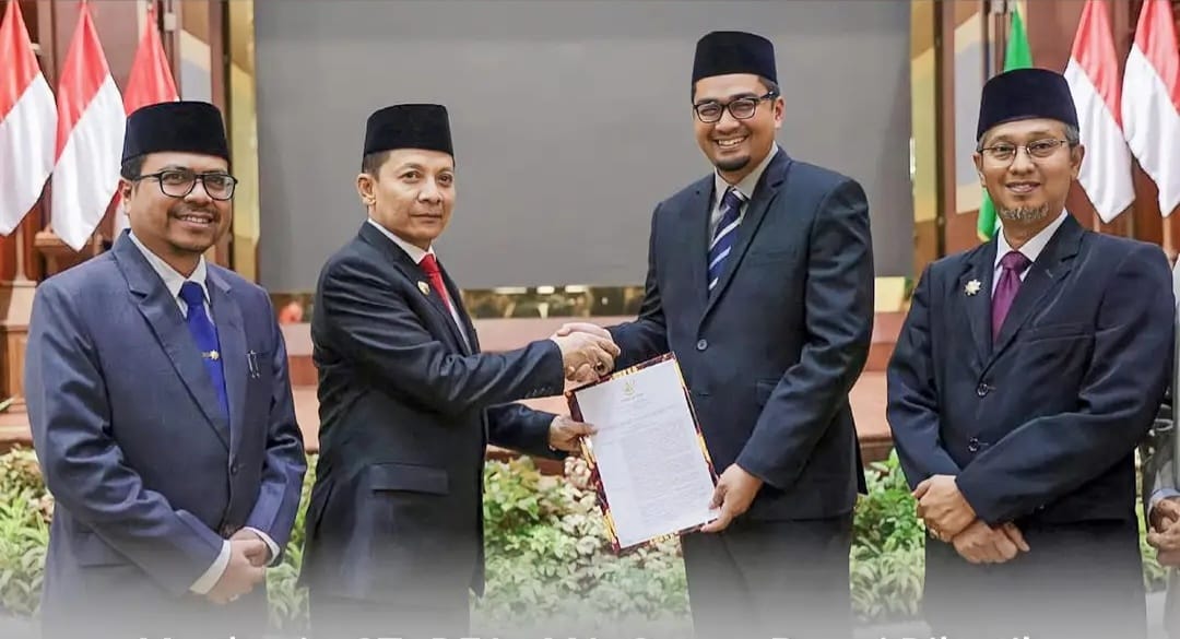 Pj Gubernur Aceh Achmad Marzuki menyerahkan SK Plt Kepala BPKS kepada Marthunis di Pendopo Gubernur Aceh, Selasa (29/8)