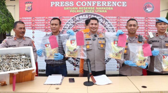Kapolres Aceh Utara AKBP Deden Heksaputera S didampingi Wakapolres Kompol Syukrif I Panigoro memperlihatkan barang bukti 6 kg sabu dalam konferensi pers, Kamis (31/8)