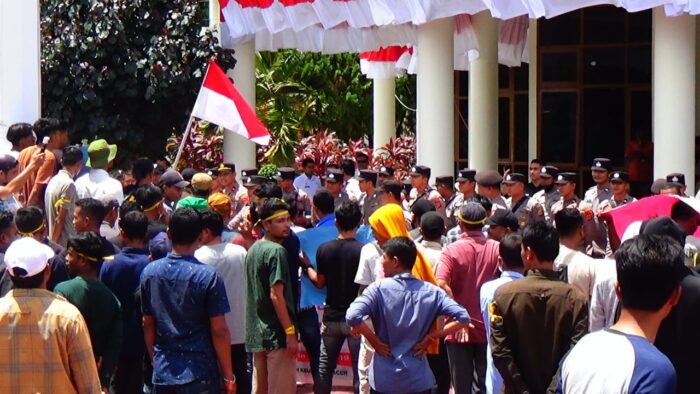 Warga Kluet Tengah, Aceh Selatan melakukan aksi menuntut pencabutan izin tambang PT BMU