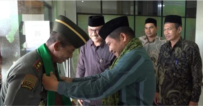 Ketua MPU Aceh Tgk H Faisal Ali didampingi Wakil Ketua MPU Prof Dr Tgk H Muhibbuththabary MAg menyambut kedatangan Pangdam Iskandar Muda Mayjen TNI Novi Helmi Prasetya, saat melakukan kunjungan silaturrahim ke MPU Aceh, Kamis (31/8)