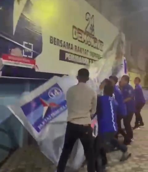 Puluhan kader Partai Demokrat Aceh menurunkan baliho bergambar Anies Baswedan di Kantor DPD Partai Demokrat Aceh di kawasan Lueng Bata, Banda Aceh, Kamis malam (31/8)