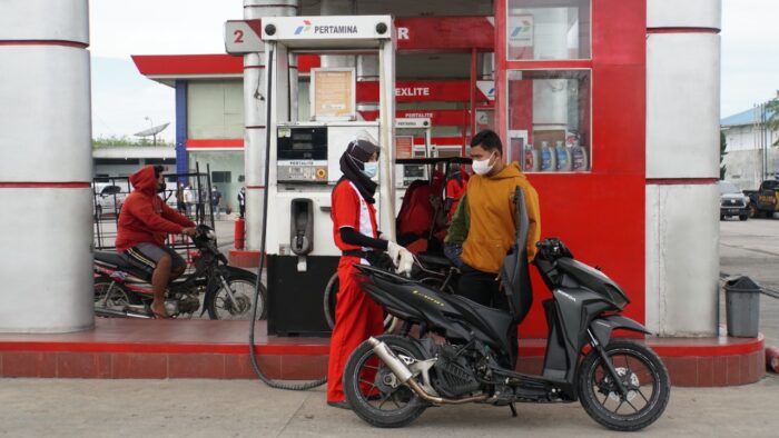Pengendara mengisi bahan bakar di SPBU. Pertamina menaikkan harga BBM jenis Pertamax hingga Dexlite per 1 September 2023