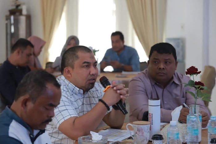 Pj Bupati Aceh Besar Muhammad Iswanto memberikan arahan pada rapat Intensifikasi dan Realisasi PAD di Meuligoe Bupati, Kota Jantho, Jum'at (1/9)