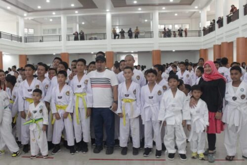 Pj Bupati Aceh Besar Muhammad Iswanto didampingi Pj Ketua Dekranasda Aceh Besar Cut Rezky Handayani foto bersama atlet Taekwondo Aceh Besar yang mengikuti Ujian Kenaikan Tingkat (UKT) Tahun 2023 di Auditorium Prof Ali Hasjmy UIN Ar- Raniry, Ahad (3/9)