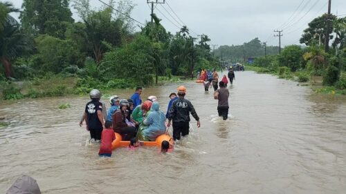 Pj Bupati Simeulue Ahmadlyah bersama Forkopimda meninjau lokasi banjir di Desa Abail, Kecamatan Teupah Tengah, Simeulue, pada Ahad (3/9)