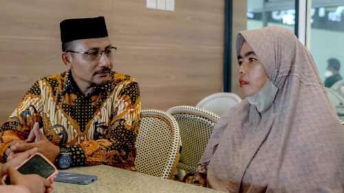 Fauziah (47), ibunda dari Imam Masykur (25) bersama Haji Uma di Jakarta