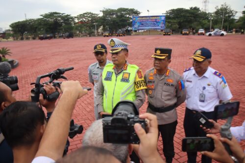 Dirlantas Polda Aceh Kombes Pol Iqbal Alqudusy didampingi Kabid Humas Polda Aceh Kombes Pol Joko Krisdiyanto memberikan keterangan usai apel gelar pasukan Operasi Zebra Seulawah 2023 di halaman Mapolda Aceh, Senin (4/9)