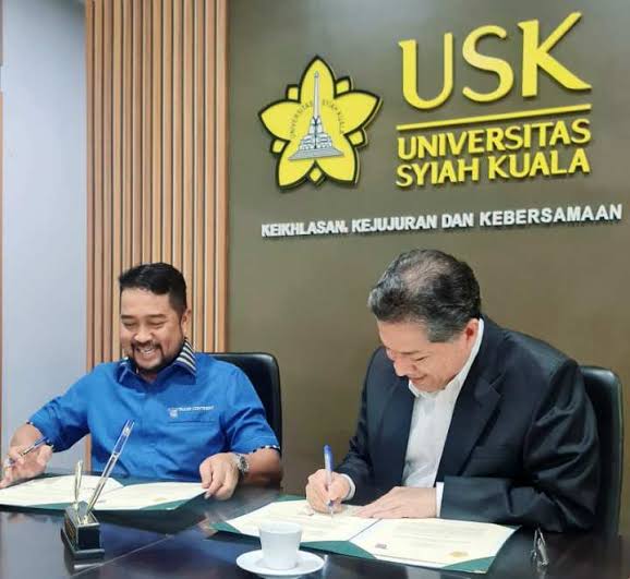 Rektor USK Prof Dr Ir Marwan dan Presiden Direktur PT Trans Continent Ismail Rasyid menandatangani kesepakatan kerja sama komersialisasi pengalengan ikan keumamah Lituna, di Kantor Pusat Administrasi USK, Senin (4/9)