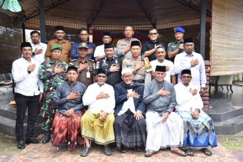 Kapolres Bireuen AKBP Jatmiko, Pj Bupati Bireuen Aulia Sofyan serta Forkopimda, menggelar rapat terbatas dengan para ulama dan tokoh agama terkait polemik pembangunan Masjid Taqwa Muhammadiyah, pada Senin (4/9) di Mapolres setempat