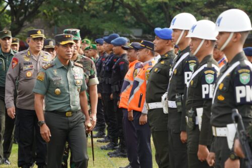 Pangdam IM Mayjen TNI Novi Helmy Prasetya memimpin apel gelar pasukan pengamanan VVIP dalam rangka kunjungan Wapres Mar’uf Amin di Lapangan Blang Padang, Banda Aceh, Rabu (6/9)