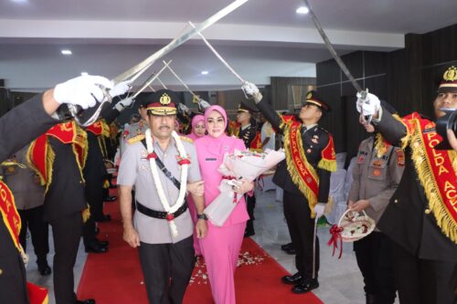 Brigjen Pol Syamsul Bahri yang pensiun dari jabatan Wakapolda Aceh terhitung 1 September 2023, dilakukan pelepasan dengan tradisi pedang pora di Mapolda Aceh, Rabu (6/9/2023)