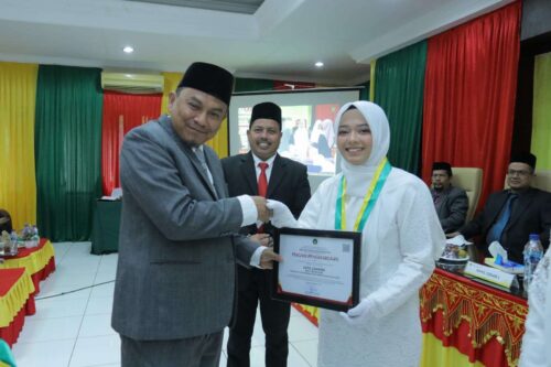 Dekan Fakultas Adab dan Humaniora UIN Ar-Raniry Syarifuddin PhD menyerahkan penghargaan kepada Ulfa Zahara dari Prodi SKI sebagai lulusan terbaik