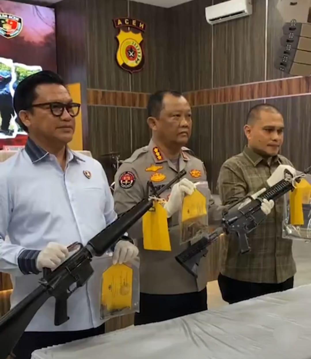 Dirreskrimsus Polda Aceh Kombes Pol Winardy dan Kabid Humas Polda Aceh Kombes Pol Joko Krisdiyanto memperlihatkan dua pucuk senjata M-16 sisa konflik yang diserahkan tokoh masyarakat Pidie, pada konferensi pers di Aula Presisi Polda Aceh, Kamis (7/9)