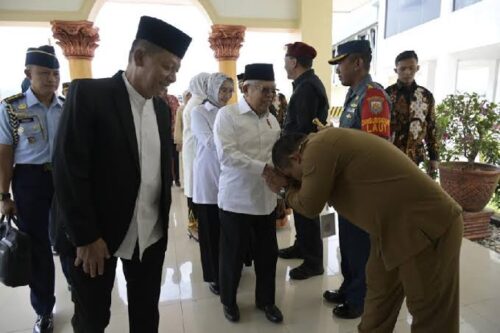 Pj Bupati Aceh Besar Muhammad Iswanto menyalami Wapres RI KH Ma’ruf Amin saat menyambut kedatangan kunjungan ke Aceh, di Bandara SIM Blang Bintang, Aceh Besar, Kamis (7/9)