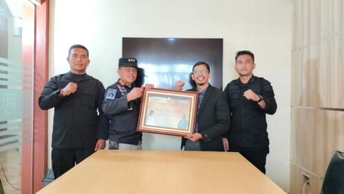 Kalapas Kelas II A Banda Aceh Drs Said Mahdar SH MH mendapatkan menerima sertifikat pernghargaan dari kantor hukum, Nourman & Rekan atas kontribusi dan perannya mengelola lapas yang ramah, humanis dan berintegritas