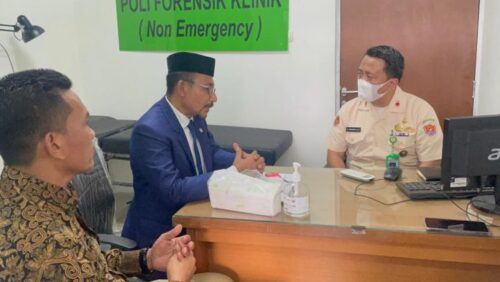 Anggota DPD RI asal Aceh H Sudirman (Haji Uma) didampingi staf ahli Muhammad Daud, Kamis (7/9) mendatangi RSPAD Gatot Soebroto untuk menanyakan hasil visum atau otopsi jenazah Imam Masykur