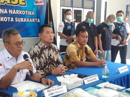 Kepala BNNP Jawa Tengah Brigjen Pol Heru Pranoto didampingi Wakil Walikota Surakarta Teguh Prakosa, menggelar konferensi pers penangkapan kurir 1 kg sabu di Kantor BNN Kota Surakarta, Jum'at (8/9). Foto: BNN