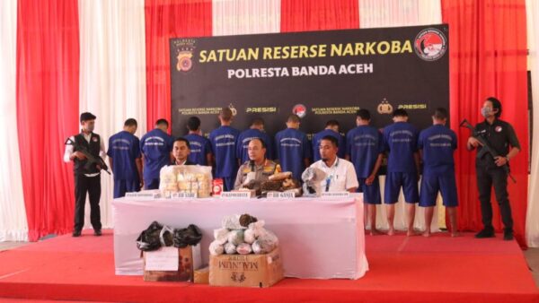 Kapolresta Banda Aceh Kombes Pol Fahmi Irwan Ramli didampingi Kasat Resnarkoba AKP Ferdian Chandra memberikan keterangan pengungkapan kasus narkoba saat konferensi pers di Aula Indoor Polresta Banda Aceh, Senin (11/9)
