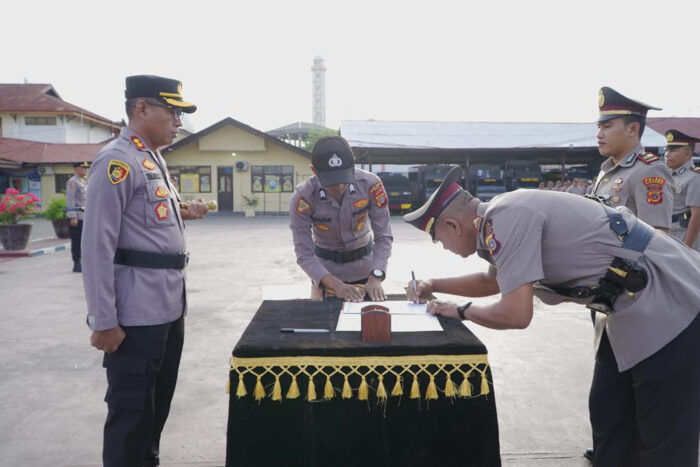 Kapolres Pidie AKBP Imam Asfali memimpin serah terima jabatan 5 perwira dalam upacara di lapangan apel Mapolres Pidie, Selasa (12/9)