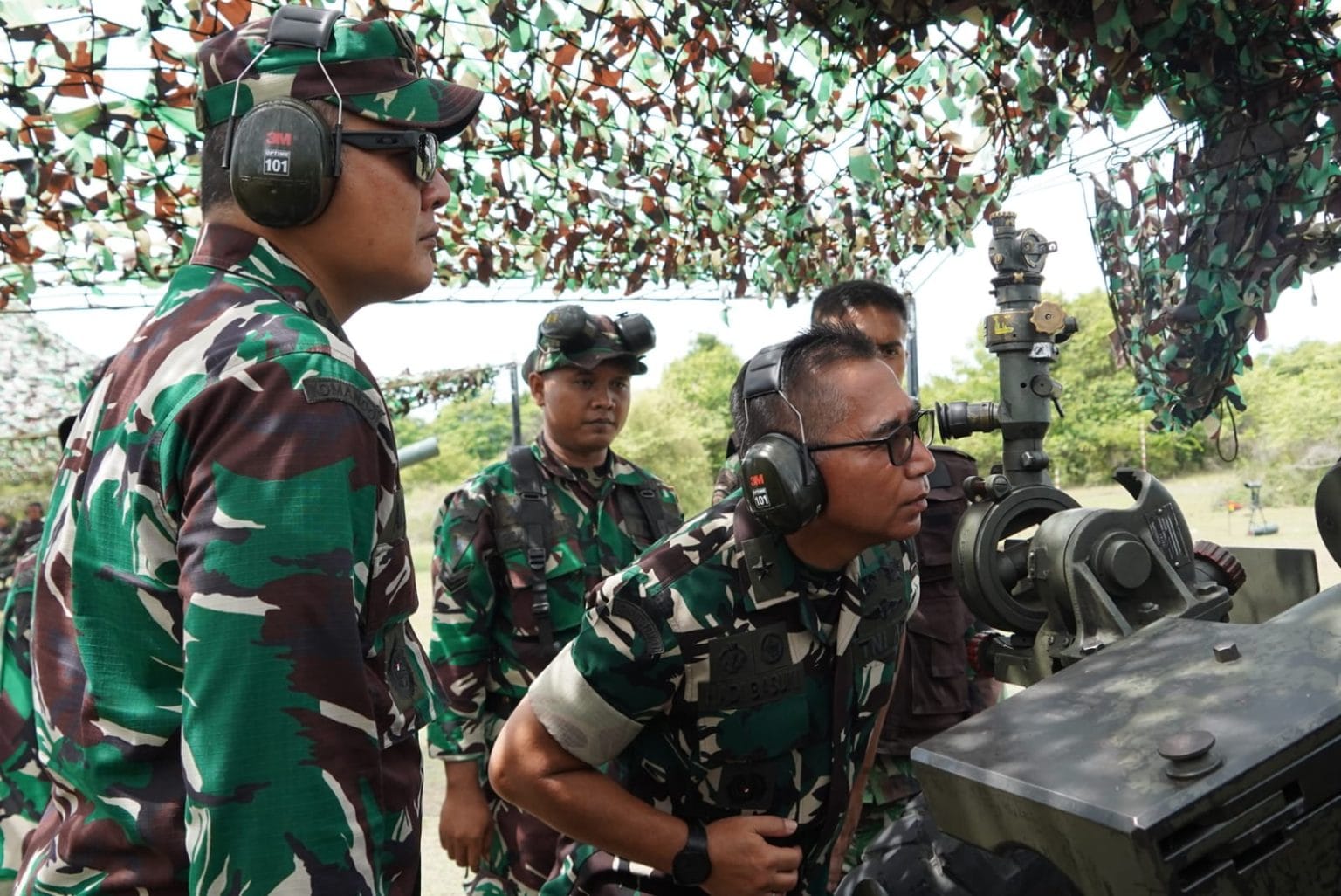 Kasdam IM Brigjen TNI Hadi Basuki meninjau daerah Latihan Menembak Senjata Berat Teknis yang digelar Yonarmed 17/Rencong Cakti di Desa Papeun, Kecamatan Muara Tiga, Laweung, Pidie, Selasa (12/9)