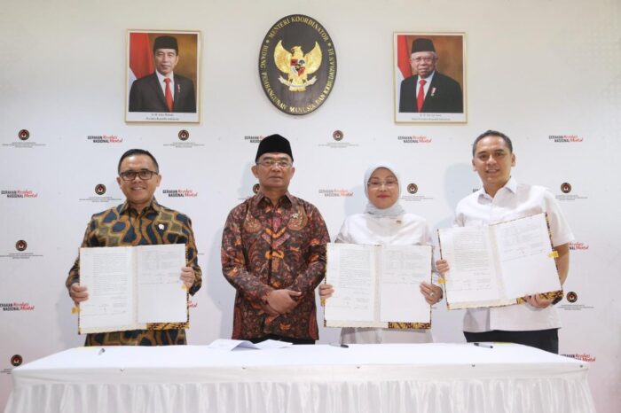 Menko PMK Muhadjir Effendy didampingi Menteri PAN RB Abdullah Azwar Anas, Wakil Menteri Agama Saiful Rahmat Dasuki dan Menteri Ketenagakerjaan Ida Fauziyah mengumumkan hari libur nasional dan cuti bersama tahun 2024 di Kantor Kemenko PMK, Jakarta, Selasa (12/9)