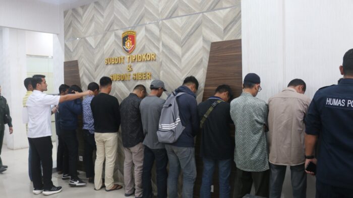 Tim Subdit Siber Ditreskrimsus Polda Aceh mengamankan 15 penjudi online di sejumlah warung kopi di Kota Banda Aceh